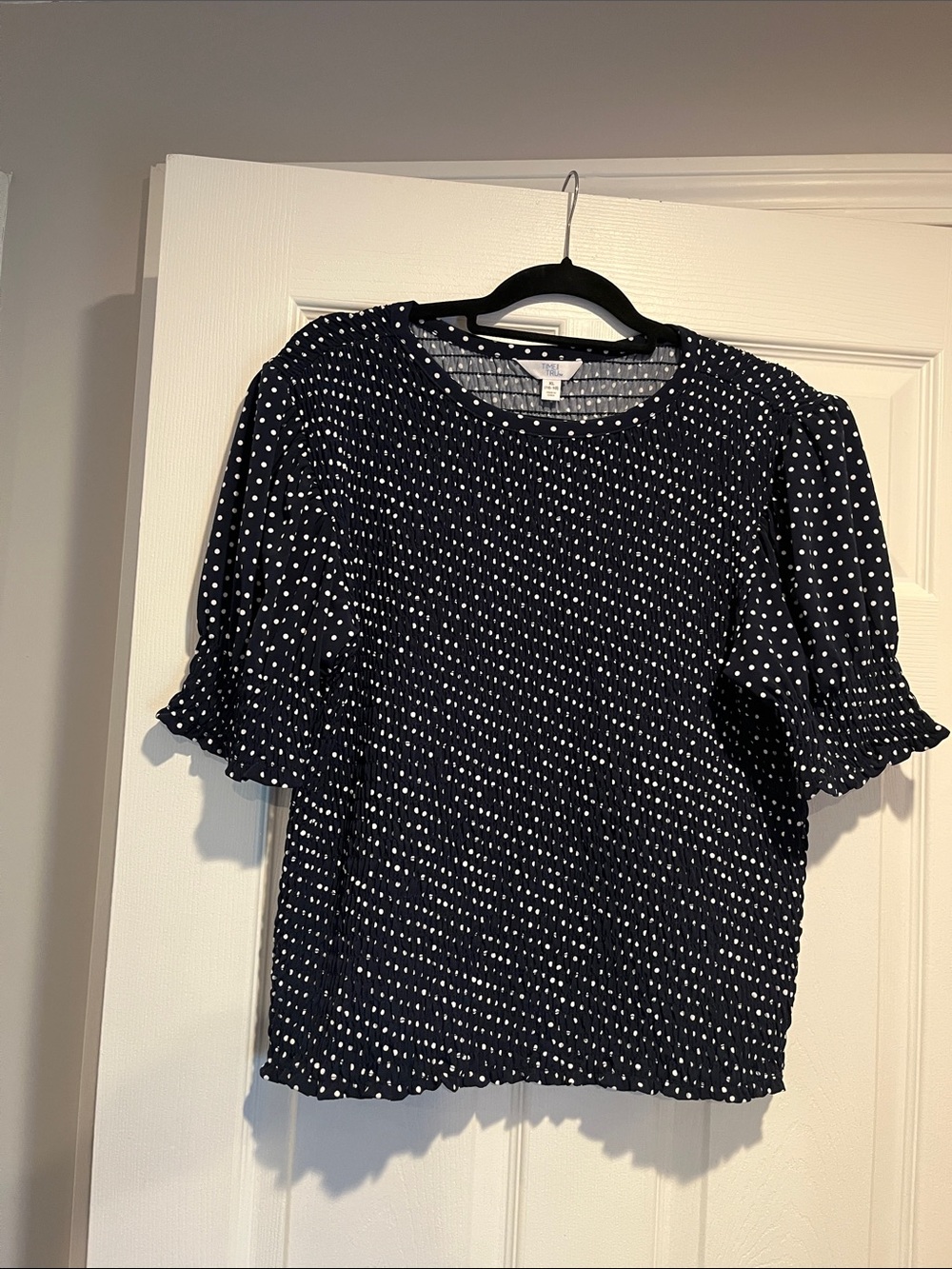 Navy Polka Dot Puff Sleeve Top - Unbranded. Size 16/18